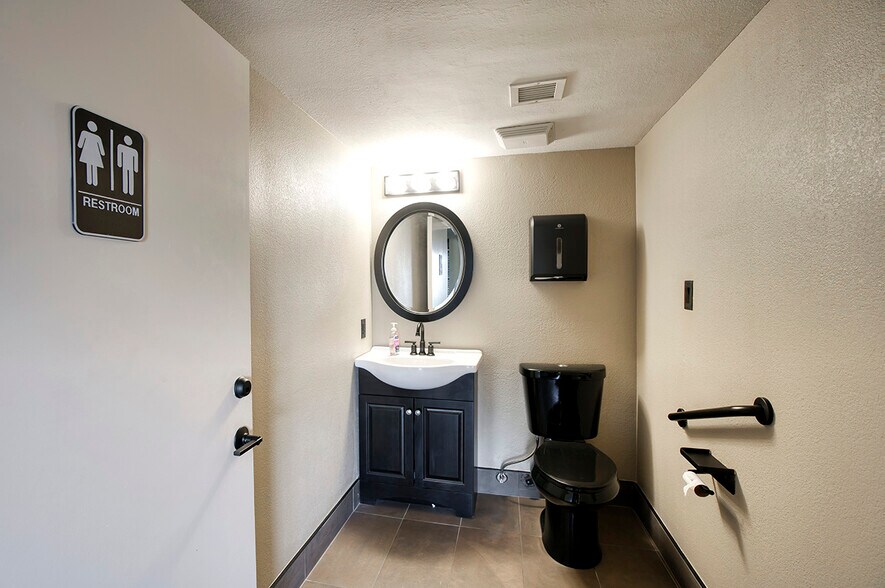 606 N Stapley Dr, Mesa, AZ à vendre - Photo de l’immeuble – Image 2 sur 24