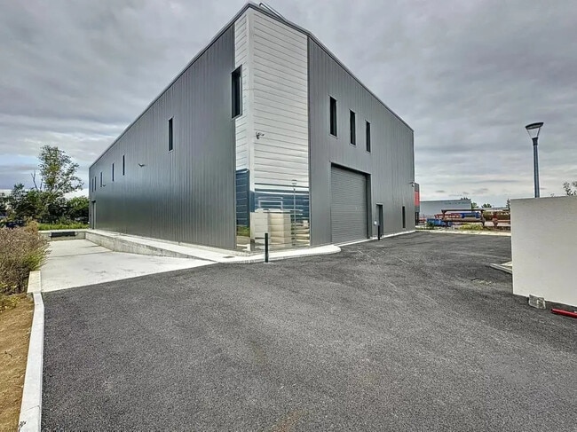 Plus de détails pour Local d’activités à vendre