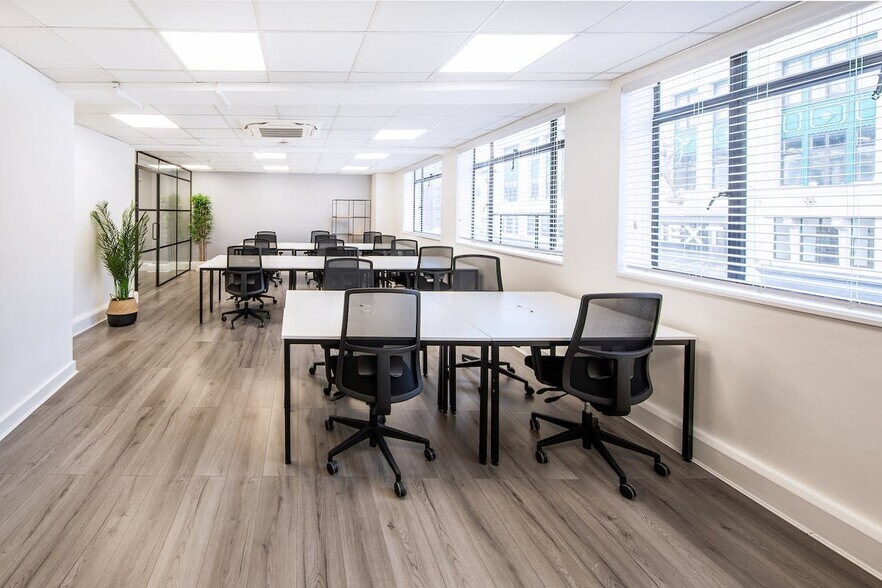 129-131 Oxford St, Londres à louer - Photo de l’immeuble – Image 2 sur 4