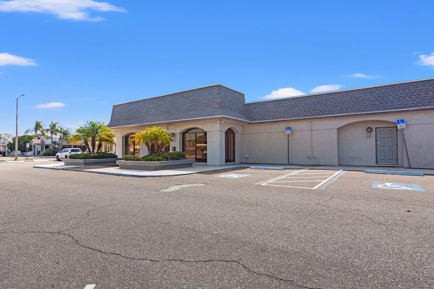 7926 W Hillsborough Ave, Tampa, FL à vendre - Photo de l’immeuble – Image 3 sur 13