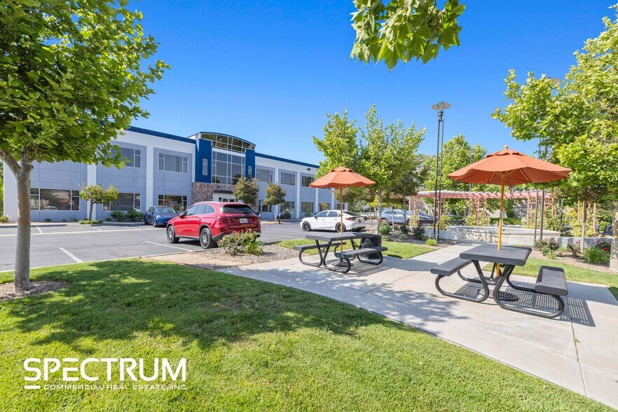 25106 Avenue Tibbitts, Valencia, CA à louer - Photo de l’immeuble – Image 3 sur 9