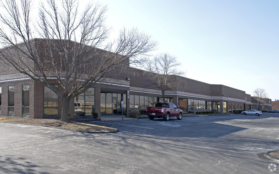 914-938 S Highway Dr, Fenton, MO à louer - Photo principale – Image 1 sur 3