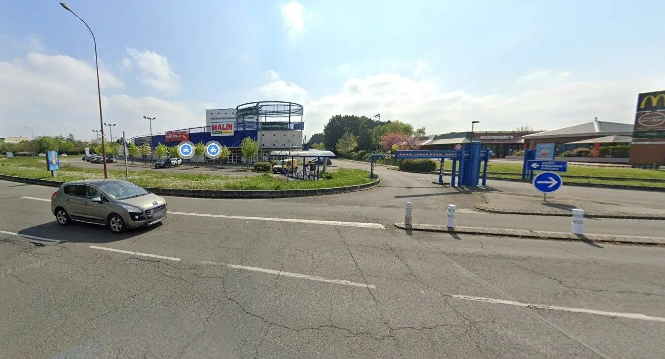 Local commercial dans Maurepas à louer Photo de l’immeuble– Image 1 sur 8