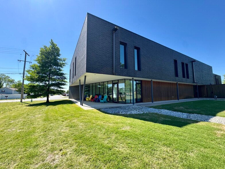 1011 SW A St, Bentonville, AR à louer - Photo de l’immeuble – Image 1 sur 5