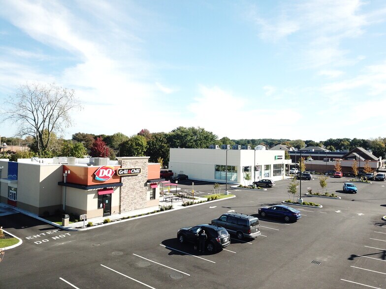 275 Atwood Ave, Cranston, RI à louer - Photo de l’immeuble – Image 2 sur 4