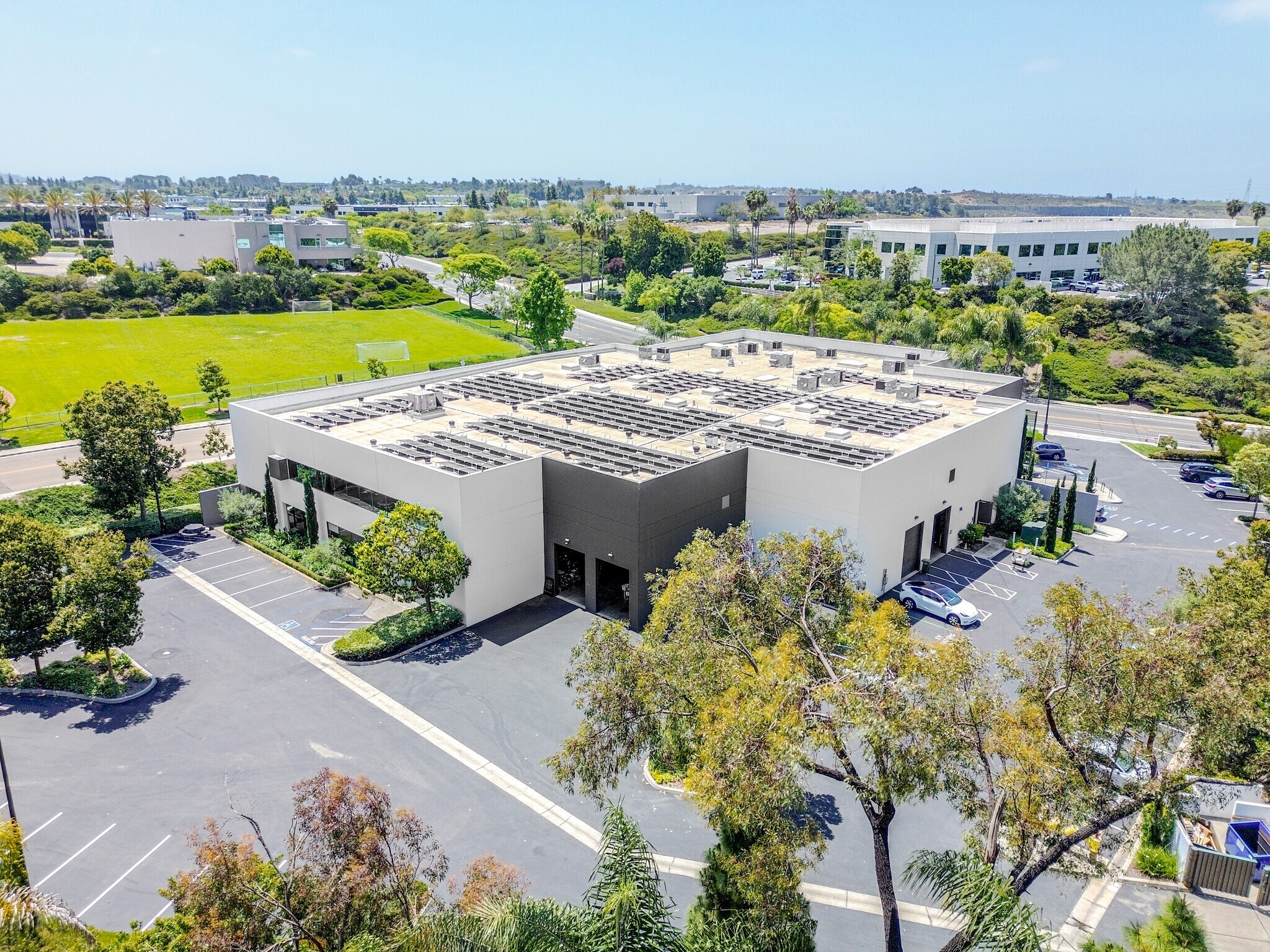 1630 Faraday Ave, Carlsbad, CA à louer Photo de l’immeuble– Image 1 sur 10