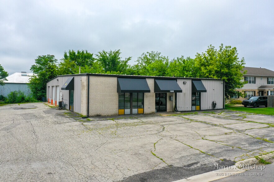 1608 Firestone Ln, Valparaiso, IN à vendre - Photo de l’immeuble – Image 1 sur 5