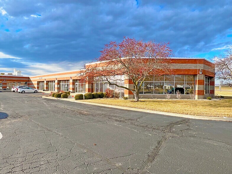 100-120 Executive Dr, Highland, IL à louer - Photo principale – Image 1 sur 4