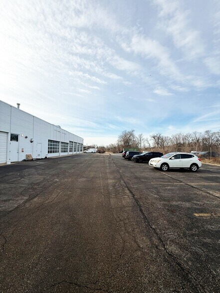 1385 E Chicago St, Elgin, IL à louer - Photo de l’immeuble – Image 3 sur 19