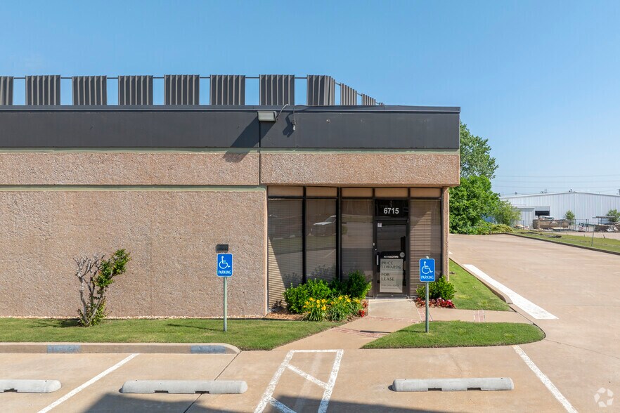 6701-6715 E 41st St, Tulsa, OK à louer - Photo de l’immeuble – Image 3 sur 4
