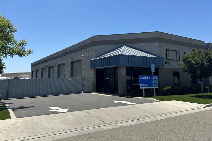 4025 W Ashcroft Ave, Fresno, CA à louer - Photo de l’immeuble – Image 1 sur 6