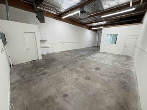 8100-8110 Remmet Ave, Canoga Park, CA à louer Photo intérieure– Image 2 sur 3