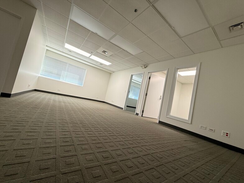 105 Schelter Rd, Lincolnshire, IL à louer - Photo de l’immeuble – Image 3 sur 11