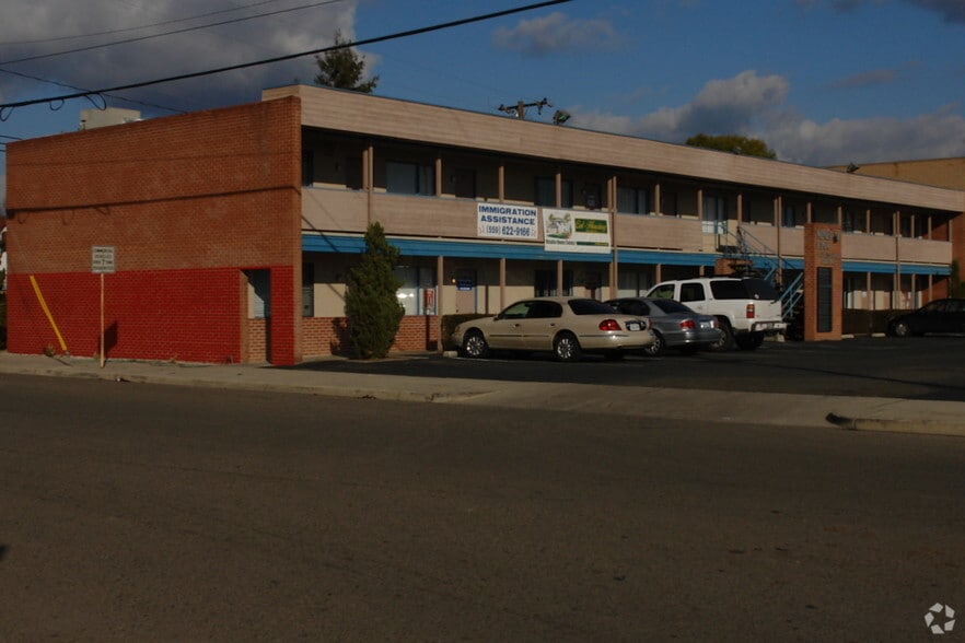 1640 W Mineral King Ave, Visalia, CA à louer - Photo principale – Image 1 sur 4