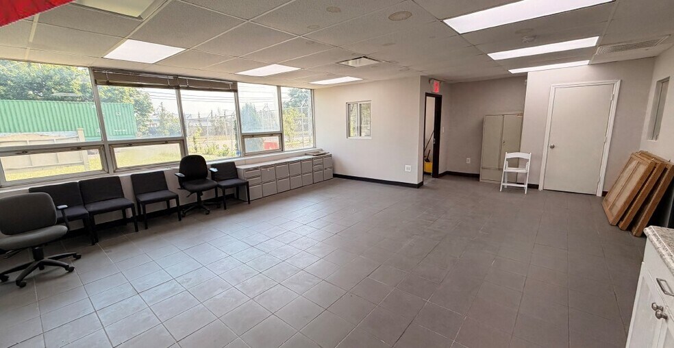 22 Spence St, Bay Shore, NY à louer - Photo de l’immeuble – Image 2 sur 9