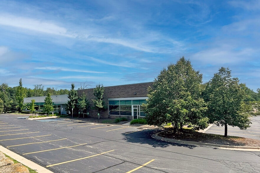 46097 Commerce Center Drive, Plymouth, MI à louer - Photo de l’immeuble – Image 1 sur 7