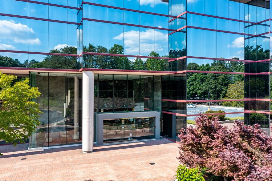 9040 Roswell Rd, Atlanta, GA à louer - Photo de l’immeuble – Image 3 sur 16