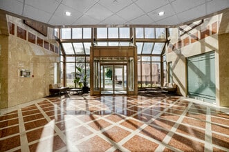 7405 Rte Transcanadienne, Montréal, QC à louer Hall d’entrée– Image 1 sur 7