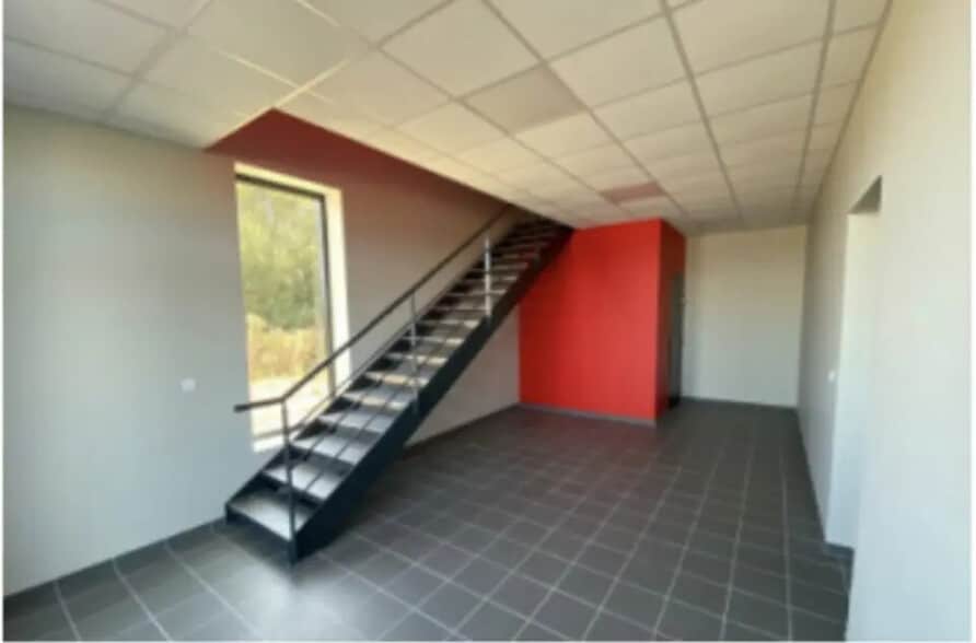 Local d'activités dans Persan à vendre - Photo de l’immeuble – Image 3 sur 9