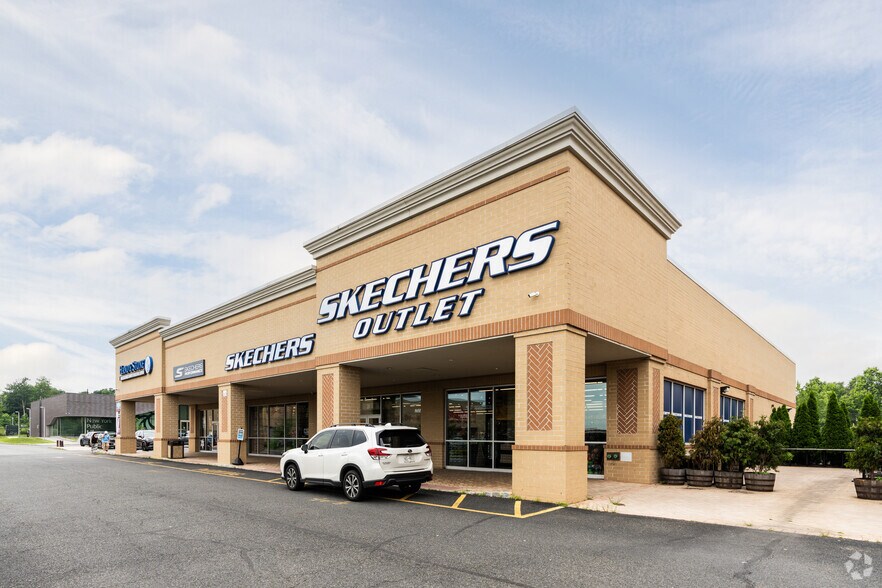 Bricktown Way, Staten Island, NY à vendre - Photo principale – Image 1 sur 3