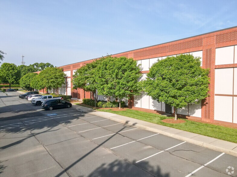 6431 Reames Rd, Charlotte, NC à louer - Photo de l’immeuble – Image 3 sur 4