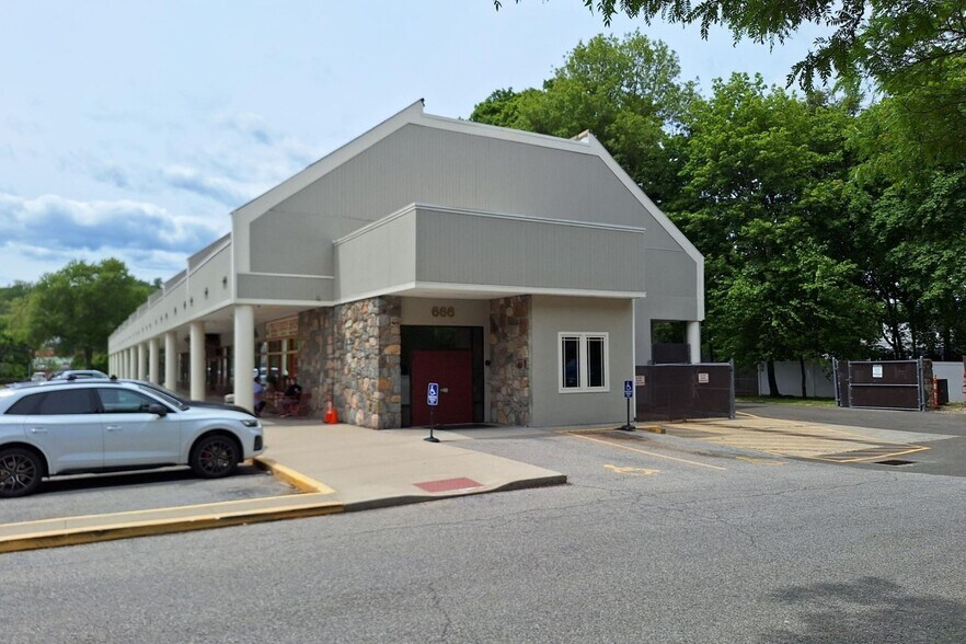 666 Main Ave, Norwalk, CT à louer - Photo de l’immeuble – Image 3 sur 5