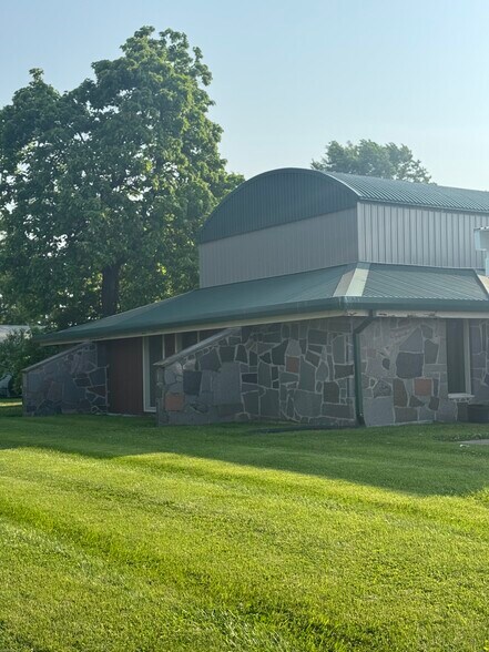 111 Aiken St, Hope, IN à louer - Photo de l’immeuble – Image 2 sur 7