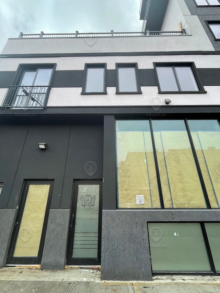 76 Vernon Ave, Brooklyn, NY à louer Photo principale– Image 1 sur 7