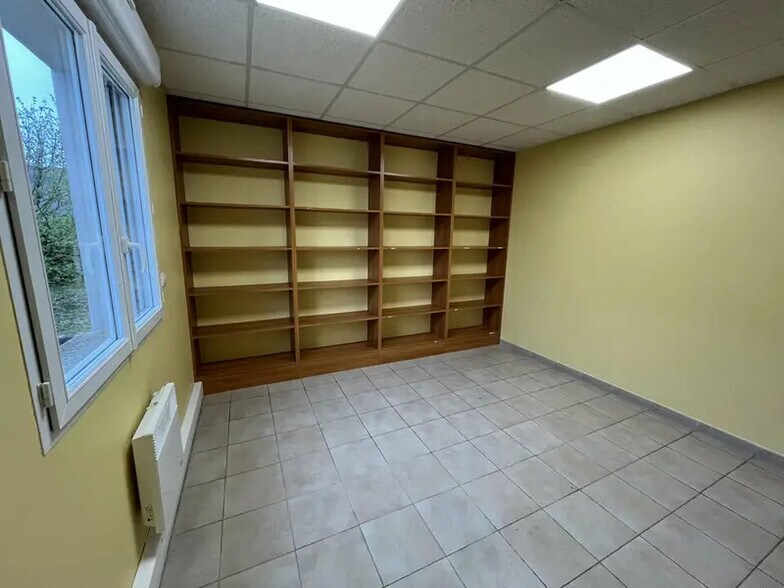 Bureau dans Fontenay-Trésigny à louer - Photo intérieure – Image 2 sur 12