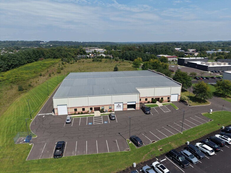 1537 Campus Dr, Warminster Township, PA à louer - Photo de l’immeuble – Image 2 sur 3