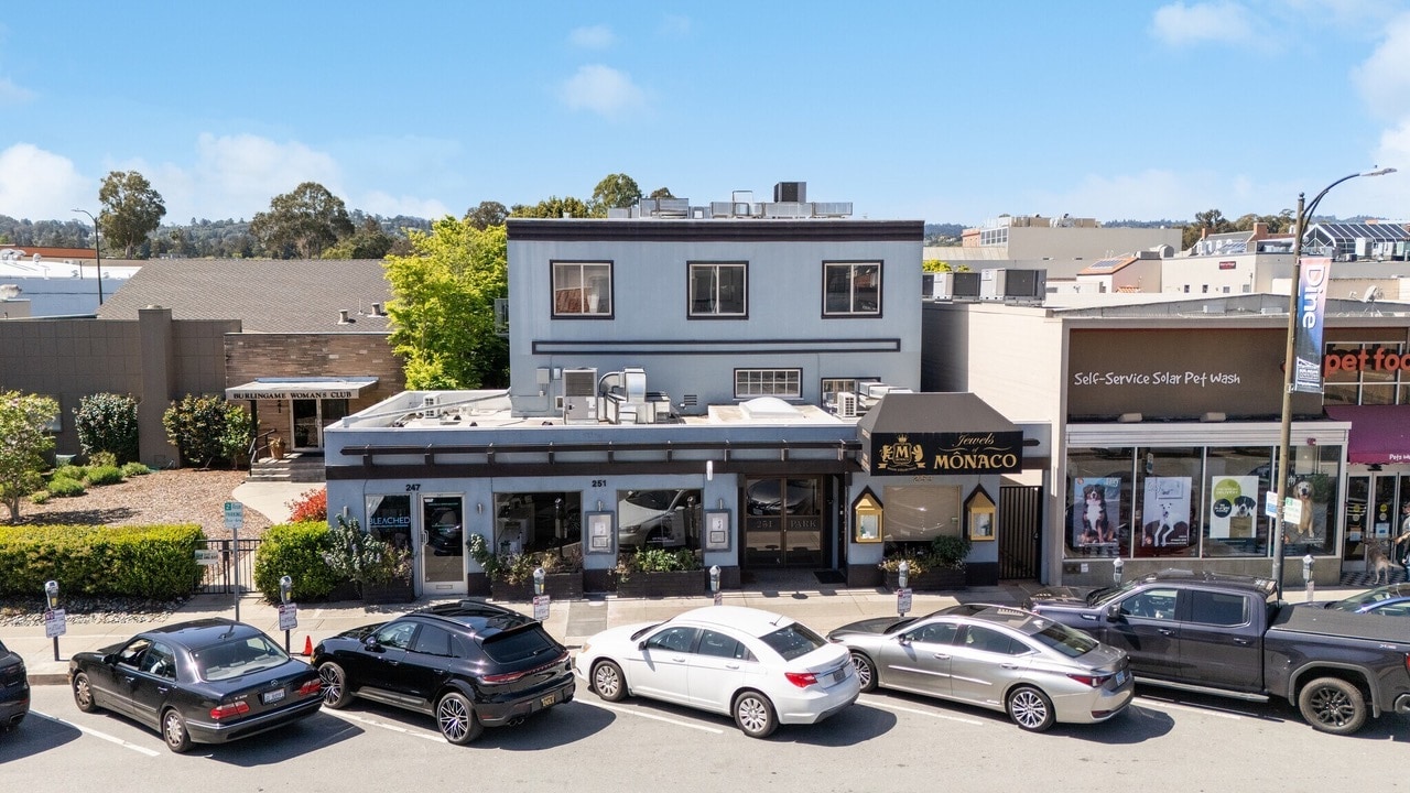 251 Park Rd, Burlingame, CA à louer Photo de l’immeuble– Image 1 sur 7