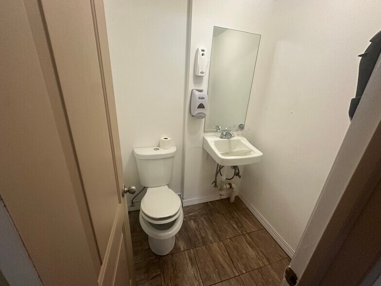 565 Oak St, Copiague, NY à louer - Photo intérieure – Image 3 sur 16