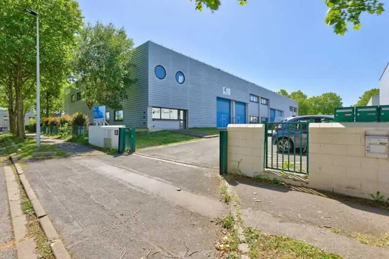 Local d’activités dans Collégien à louer - Photo de l’immeuble – Image 1 sur 4