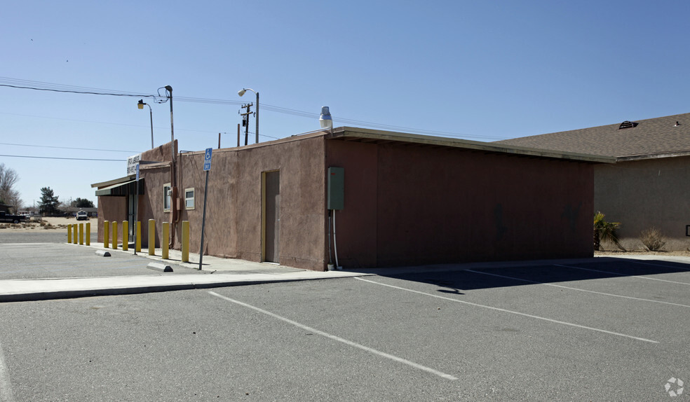 11328 Bartlett Ave, Adelanto, CA à louer - Photo de l’immeuble – Image 2 sur 13