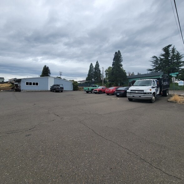 2130 NE Stephens St, Roseburg, OR à louer - Photo de l’immeuble – Image 2 sur 2