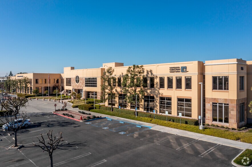915 W Imperial Hwy, Brea, CA à louer - Photo de l’immeuble – Image 2 sur 26