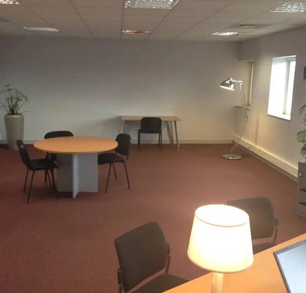 Bureau dans JAUNAY-CLAN à louer - Photo de l’immeuble – Image 1 sur 3