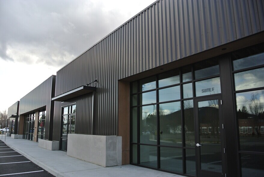 9627 N Government Way, Hayden, ID à louer - Photo de l’immeuble – Image 2 sur 16