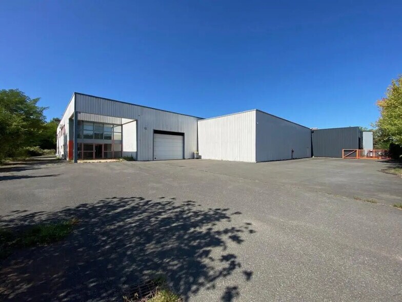 Bureau dans CIVRIEUX-D'AZERGUES à louer - Photo de l’immeuble – Image 1 sur 9