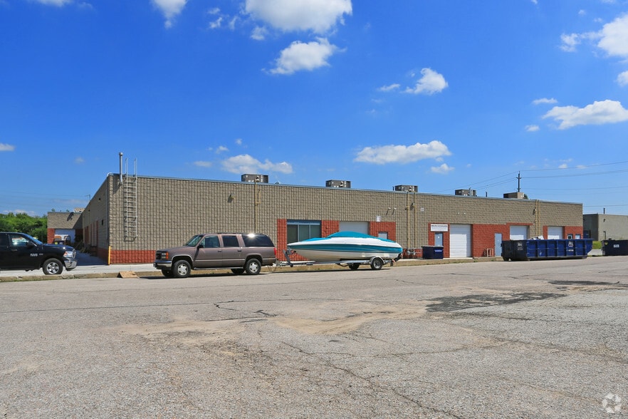 250 Bayview Dr, Barrie, ON à louer - Photo de l’immeuble – Image 3 sur 4