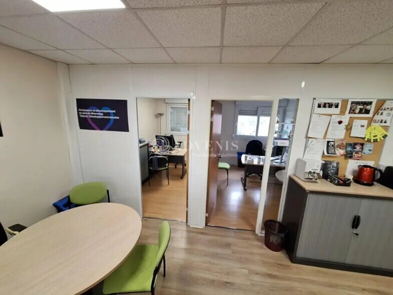 Bureau dans Chassieu à louer - Photo de l’immeuble – Image 3 sur 5