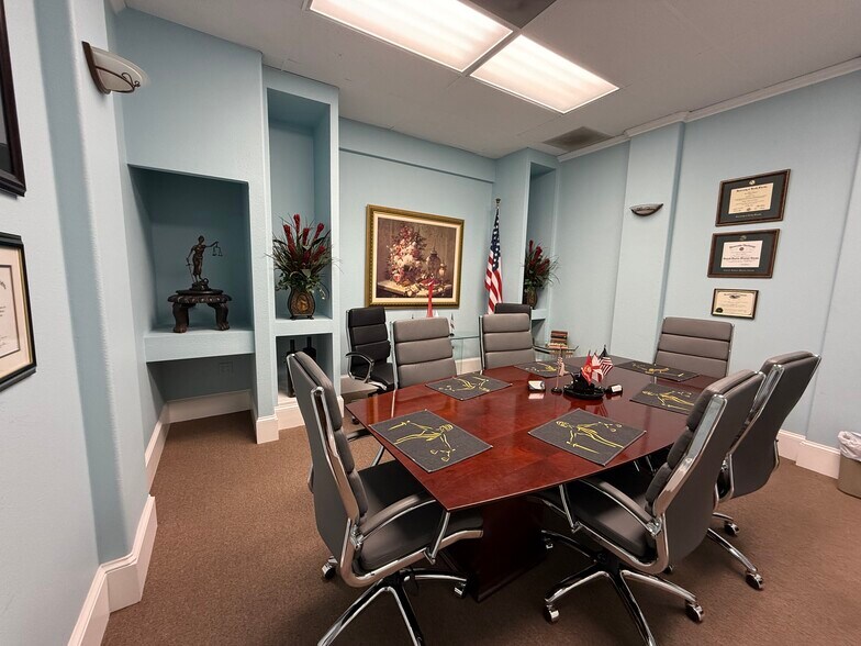 156 W Robertson St, Brandon, FL à louer - Photo de l’immeuble – Image 2 sur 4