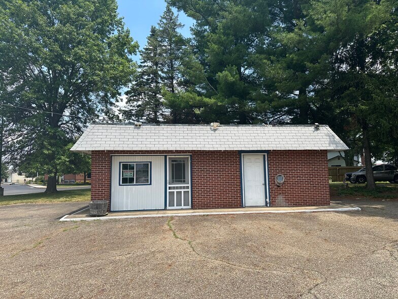 1204 Erie Ave SW, Navarre, OH à louer - Photo de l’immeuble – Image 1 sur 5