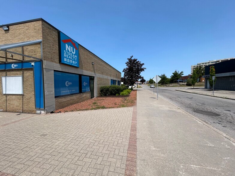 140 York Blvd, Richmond Hill, ON à louer - Photo de l’immeuble – Image 3 sur 6