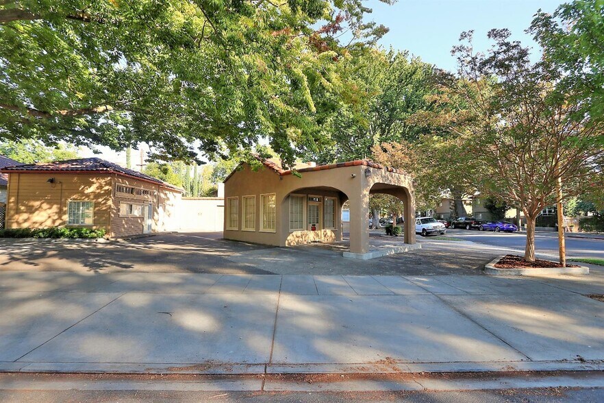 2301 F St, Sacramento, CA à vendre - Photo de l’immeuble – Image 2 sur 15