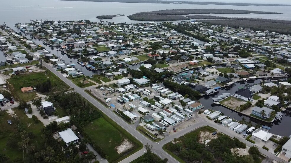 2581 Oleander St, Saint James City, FL à vendre - Photo de l’immeuble – Image 3 sur 7
