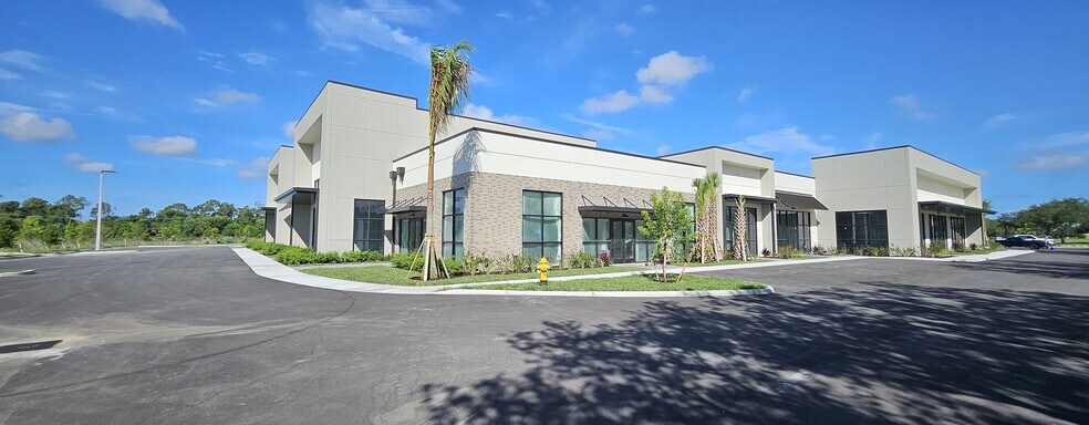 9606 Bernpine Ct, Bonita Springs, FL à louer - Photo de l’immeuble – Image 1 sur 18