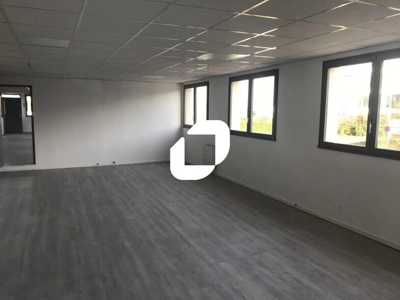 Local d’activités dans Émerainville à louer - Photo de l’immeuble – Image 3 sur 3