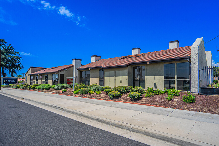 441 E Whittier Blvd, La Habra, CA à louer - Photo de l’immeuble – Image 1 sur 12