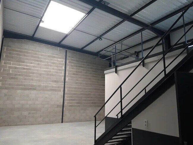 Plus de détails pour Industriel/Logistique à louer